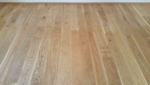 Realizace dřevéné podlahy Dub přírodní rustik s vodě a skvrnám odolným povrchem – www.exclusivefloors.cz. – fotka 4 z…
