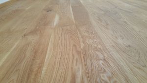 Realizace dřevéné podlahy Dub přírodní rustik s vodě a skvrnám odolným povrchem – www.exclusivefloors.cz. – fotka 5 z…