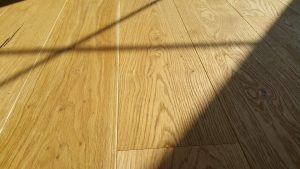 Realizace dřevéné podlahy Dub přírodní rustik s vodě a skvrnám odolným povrchem – www.exclusivefloors.cz. – fotka 6 z…