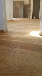 Realizace dřevéné podlahy Dub přírodní rustik s vodě a skvrnám odolným povrchem – www.exclusivefloors.cz. – fotka 7 z…