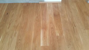 Realizace dřevéné podlahy Dub přírodní rustik s vodě a skvrnám odolným povrchem – www.exclusivefloors.cz. – fotka 9 z…