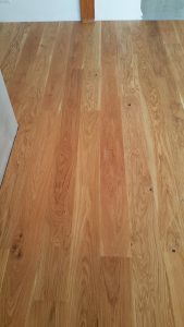 Realizace dřevéné podlahy Dub přírodní rustik s vodě a skvrnám odolným povrchem – www.exclusivefloors.cz. – fotka 8 z…