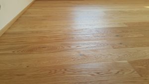 Realizace dřevéné podlahy Dub přírodní rustik s vodě a skvrnám odolným povrchem – www.exclusivefloors.cz. – fotka 11…