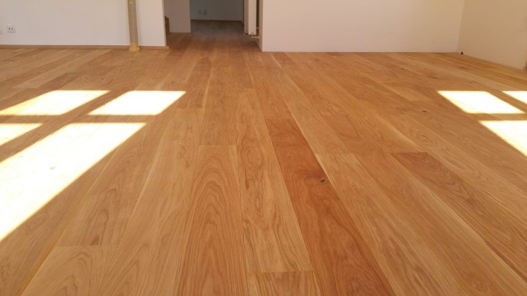 Dřevěná podlaha kartáčovaný dub Natural s vodě a skvrnám odolnou úpravou. Podlaha je vhodná také na podlahové topení.… –…