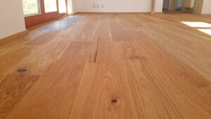 Dřevěná podlaha kartáčovaný dub Natural s vodě a skvrnám odolnou úpravou. Podlaha je vhodná také na podlahové topení.… –…