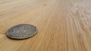 Příprava dřevěné podlahy dub Natural. Podlaha je olejovaná přírodním tungovým olejem, který zvýrazní strukturu dřeva … –…