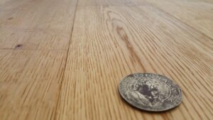 Příprava dřevěné podlahy dub Natural. Podlaha je olejovaná přírodním tungovým olejem, který zvýrazní strukturu dřeva … –…