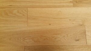 Příprava dřevěné podlahy dub Natural. Podlaha je olejovaná přírodním tungovým olejem, který zvýrazní strukturu dřeva … –…
