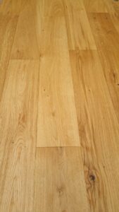 Příprava dřevěné podlahy dub Natural. Podlaha je olejovaná přírodním tungovým olejem, který zvýrazní strukturu dřeva … –…