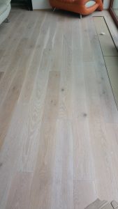 Dřevěná podlaha White plains je vhodná do moderních interiérů. Podlaha má vodě a skvrnám odolnou úpravu. www.exclusiv… –…