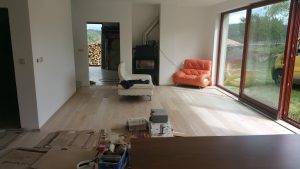 Dřevěná podlaha White plains je vhodná do moderních interiérů. Podlaha má vodě a skvrnám odolnou úpravu. www.exclusiv… –…