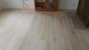 Dřevěná podlaha White plains je vhodná do moderních interiérů. Podlaha má vodě a skvrnám odolnou úpravu. www.exclusiv… –…