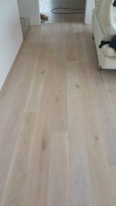 Dřevěná podlaha White plains je vhodná do moderních interiérů. Podlaha má vodě a skvrnám odolnou úpravu. www.exclusiv… –…