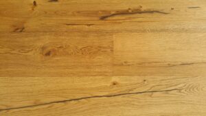 Dřevěná podlaha Dub rustic s povrchovou vodě odolnou úpravou je vhodná do stylově zařízených interiérů, restaurace ne… –…