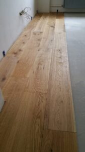 Ukázka z realizace dřevěné masivní podlahy dub Excusive floors Natural s kartáčovaným povrchem a vodě odolnou úpravou… –…