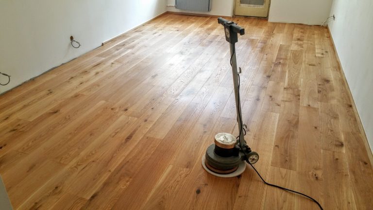 Dřevěná dubová masivní podlaha, nakonec ještě jedna vrstva oleje zapracovaná podlahářskou „kačenou“ a je…