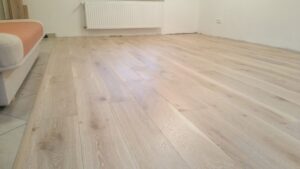 Dřevěná podlaha Dub masiv White Plains s vodě a skvrnám odolným povrchem. Jednoduchá a levná údržba, olej se nemusí o… –…