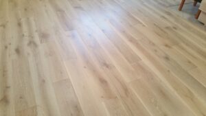 Dřevěná podlaha Dub masiv White Plains s vodě a skvrnám odolným povrchem. Jednoduchá a levná údržba, olej se nemusí o… –…