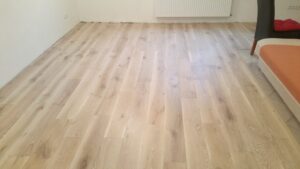 Dřevěná podlaha Dub masiv White Plains s vodě a skvrnám odolným povrchem. Jednoduchá a levná údržba, olej se nemusí o… –…