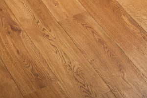 Dřevěná podlaha Exclusive floors Dub přírodní rustik s voděodolnou ochranou. Dřevěné podlahy máme skladem. Akční ceny… –…