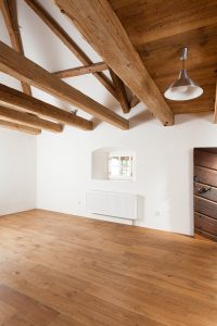 Dřevěná masivní podlaha Exclusive floors Dub Bronx 180mm je ideální řešení podlahy pro chalupy a historické objekty.