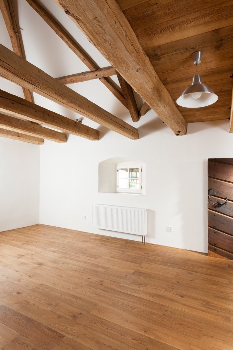 Dřevěná masivní podlaha Exclusive floors Dub Bronx 180mm je ideální řešení podlahy pro chalupy a historické objekty. –…