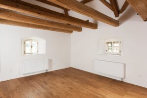 Dřevěná masivní podlaha Exclusive floors Dub Bronx 180mm je ideální řešení podlahy pro chalupy a historické objekty. –…
