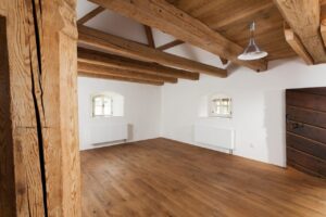 Dřevěná masivní podlaha Exclusive floors Dub Bronx 180mm je ideální řešení podlahy pro chalupy a historické objekty. –…