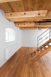 Dřevěná masivní podlaha Exclusive floors Dub Bronx 180mm je ideální řešení podlahy pro chalupy a historické objekty. –…