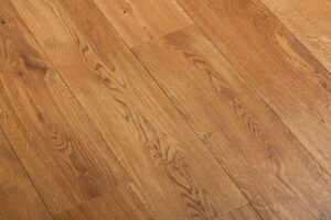 Dřevěná masivní podlaha Exclusive floors Dub Bronx 180mm je ideální řešení podlahy pro chalupy a historické objekty. –…
