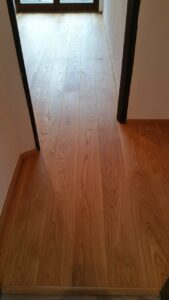 Realizace dřevěné podlahy Exclusive floors Dub světlý Elegant 190mm v RD v Děčíně. – fotka 4 z realizace Exclusive Floors