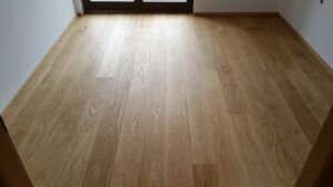 Realizace dřevěné podlahy Exclusive floors Dub světlý Elegant 190mm v RD v Děčíně. – fotka 3 z realizace Exclusive Floors