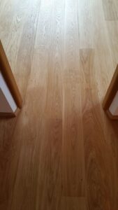 Realizace dřevěné podlahy Exclusive floors Dub světlý Elegant 190mm v RD v Děčíně. – fotka 5 z realizace Exclusive Floors