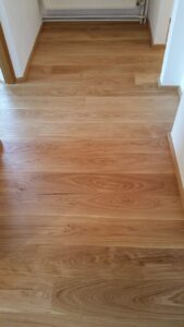 Realizace dřevěné podlahy Exclusive floors Dub světlý Elegant 190mm v RD v Děčíně. – fotka 6 z realizace Exclusive Floors