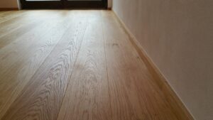 Realizace dřevěné podlahy Exclusive floors Dub světlý Elegant 190mm v RD v Děčíně. – fotka 2 z realizace Exclusive Floors