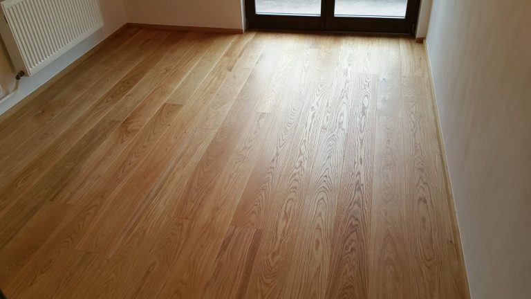 Realizace dřevěné podlahy Exclusive floors Dub světlý Elegant 190mm v RD v Děčíně. – realizace podlahy Exclusive Floors