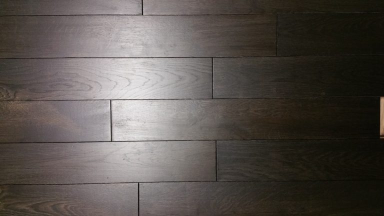Novinka – dřevěná podlaha dub Eben je zaměřena na designové interiéry, restaurace, bary, kluby a společenské…