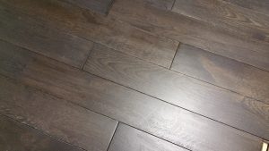 Novinka – dřevěná podlaha dub Eben je zaměřena na designové interiéry, restaurace, bary, kluby a společenské…
