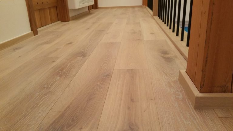 Dřevěná podlaha Exclusive floors White plains ve stylovém interiéru – www.exclusivefloors.cz. – realizace podlahy…