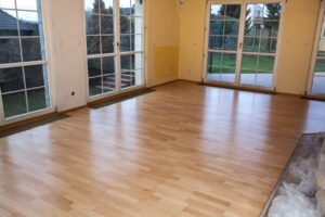 Renovace dřevěné třívrstvé podlahy buk s povrchovou úpravou zátěžový lak – http://exclusivefloors.cz/renovace-…