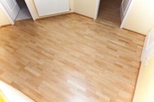 Renovace dřevěné třívrstvé podlahy buk s povrchovou úpravou zátěžový lak – http://exclusivefloors.cz/renovace-…