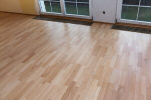 Renovace dřevěné třívrstvé podlahy buk s povrchovou úpravou zátěžový lak – http://exclusivefloors.cz/renovace-…