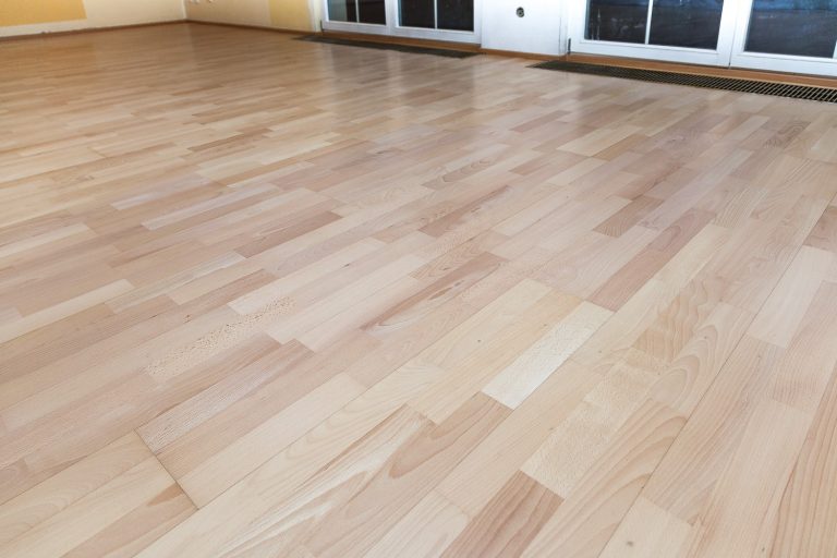 Renovace dřevěné třívrstvé podlahy buk s povrchovou úpravou zátěžový lak – http://exclusivefloors.cz/renovace-…
