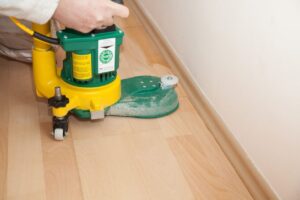Renovace dřevěné třívrstvé podlahy buk s povrchovou úpravou zátěžový lak – http://exclusivefloors.cz/renovace-…