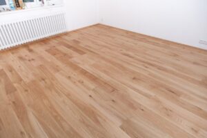 Dřevěná podlaha dub prkno rustic Exclusive floors Natural s kartáčovaným povrchem. – fotka 2 z realizace Exclusive Floors