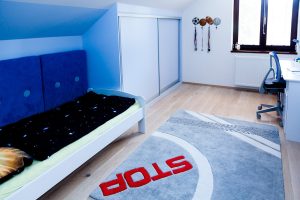 Dřevěná podlaha dub White plains s kartáčovaným povrchem a vodě odolnou úpravou, realizace dětský pokoj. Podlahu dodá…