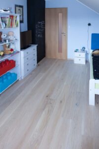 Dřevěná podlaha dub White plains s kartáčovaným povrchem a vodě odolnou úpravou, realizace dětský pokoj. Podlahu dodá… –…