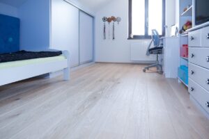 Dřevěná podlaha dub White plains s kartáčovaným povrchem a vodě odolnou úpravou, realizace dětský pokoj. Podlahu dodá… –…