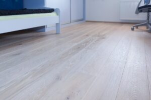 Dřevěná podlaha dub White plains s kartáčovaným povrchem a vodě odolnou úpravou, realizace dětský pokoj. Podlahu dodá… –…