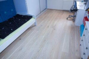 Dřevěná podlaha dub White plains s kartáčovaným povrchem a vodě odolnou úpravou, realizace dětský pokoj. Podlahu dodá… –…